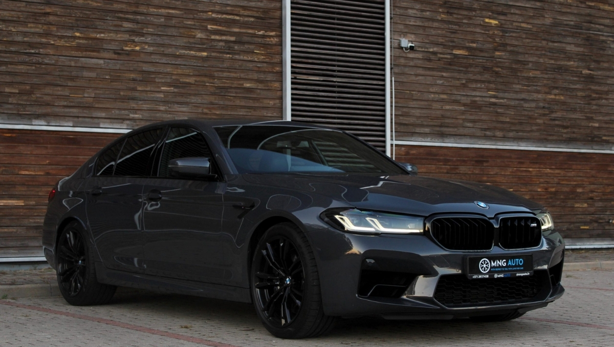 BMW M5 2025 Review: Turbo-Hybrid Sedan with 305kmph Top Speed and Aggressive Styling